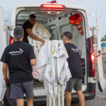 Trabajadores de Logistrican sacando material del furgón