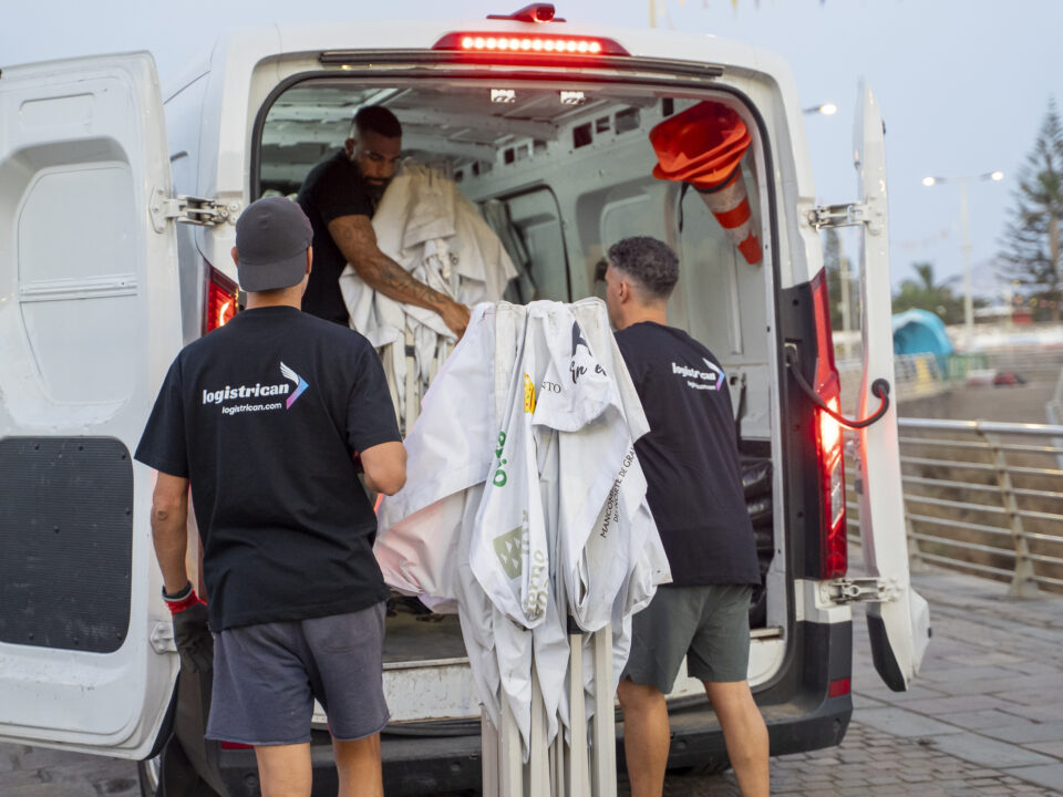 Trabajadores de Logistrican sacando material del furgón