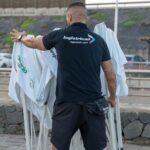 Trabajador de logistrican con material