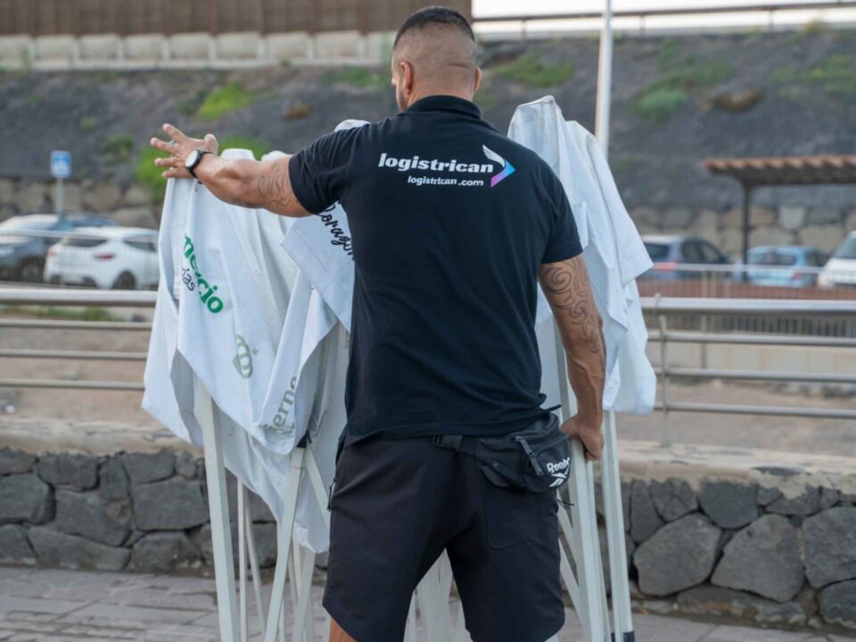 Trabajador de logistrican con material