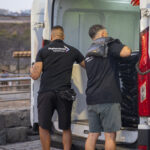 Trabajadores de Logistrican bajando material del furgón.