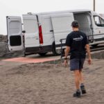 Trabajador Logistrican yendo a furgoneta
