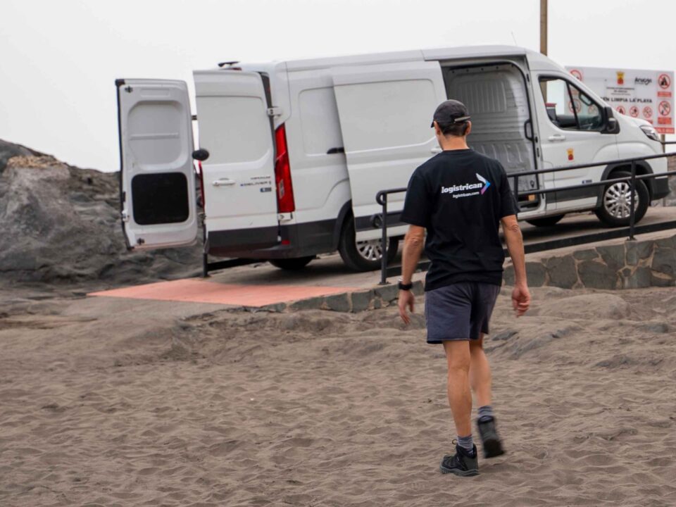 Trabajador Logistrican yendo a furgoneta