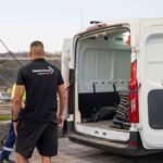 Trabajador de Logistrican y su furgoneta