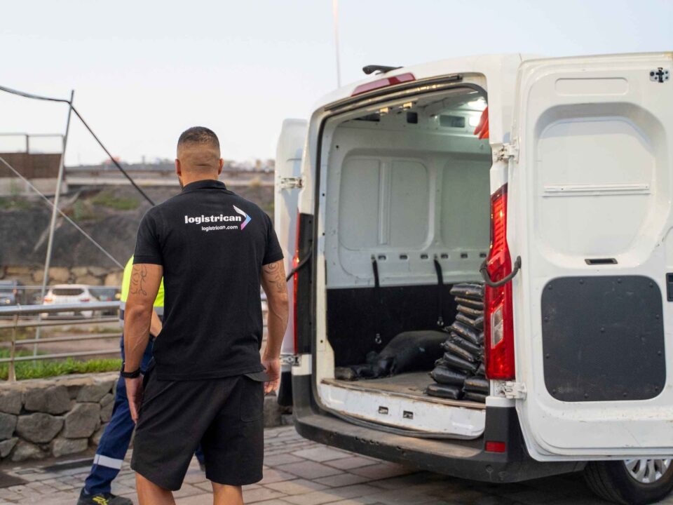 Trabajador de Logistrican y su furgoneta