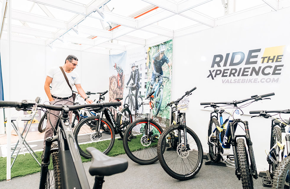 CLIENTE ANALIZANDO BICICLETAS GASGAS VALSEBIKE EN MOTOWN - Gran Canaria